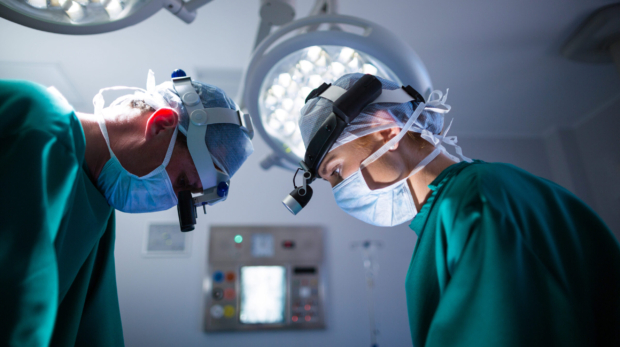 surgeons-wearing-surgical-loupes-while-performing-operation (1)